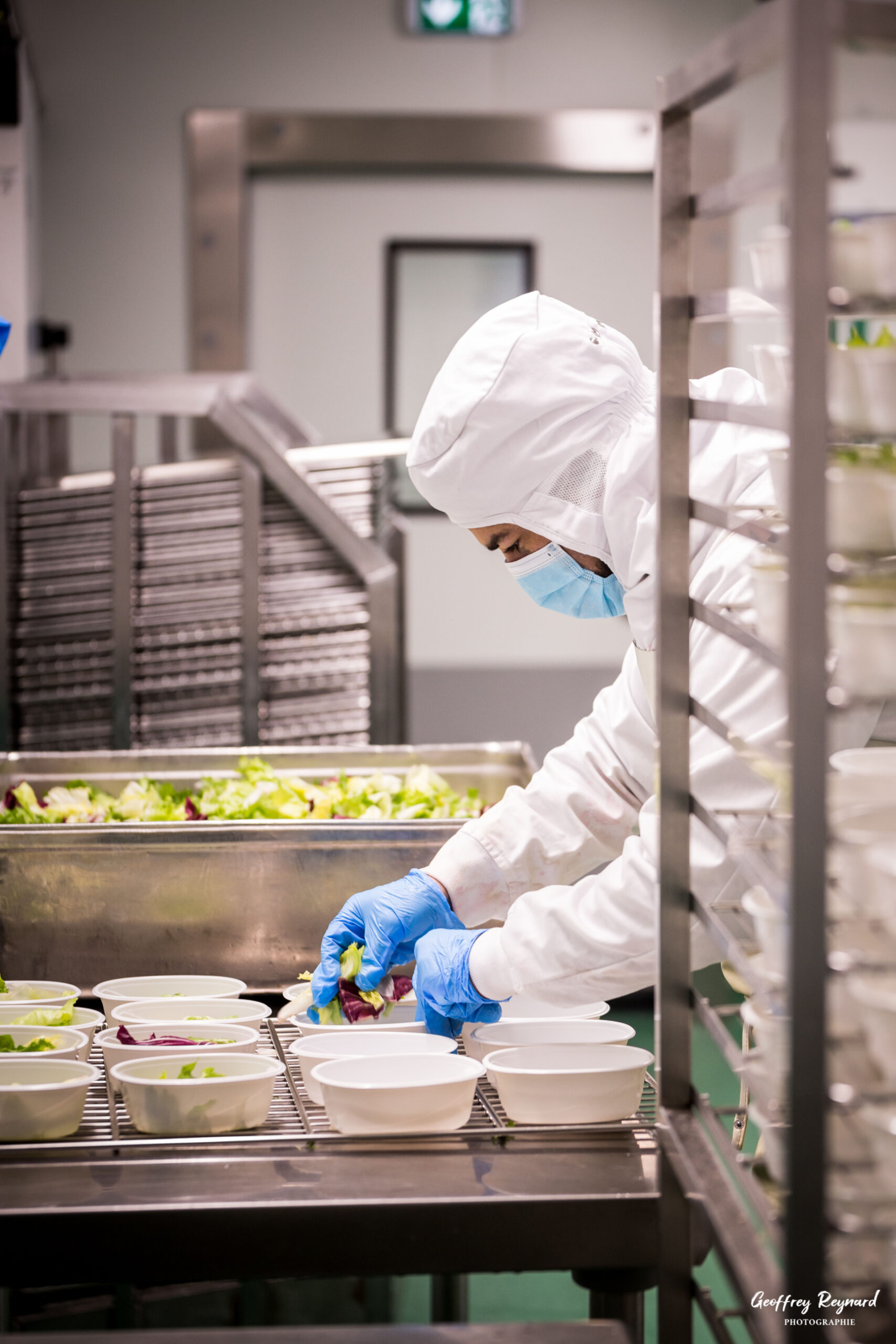 cuisinier en cuisine centrale qui prépare des entrées